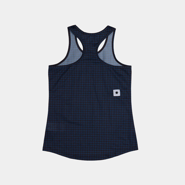 Saysky W Houndstooth Combat Singlet, Dame, Blue Aop vises fladt på en lysegrå baggrund og har et navy og sort houndstooth racerback-design med et hvidt mærke og en sort stjerne nederst til venstre.
