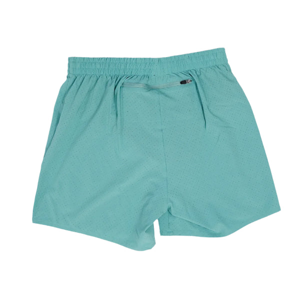 Saysky Pace Air Shorts 5" til herrer i grøn har en elastisk linning med løbegang, et lille logo på linningen og en afslappet pasform. Shortsene er lagt fladt på en hvid baggrund.