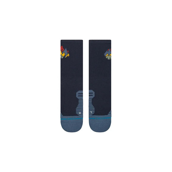 Stance Peaks Ribbed Light Crew unisex sokker i navy har et lille bjergmønster øverst og vandre- eller støvledesign nederst, så stil og eventyr går op i en højere enhed. Vist side om side på en hvid baggrund.