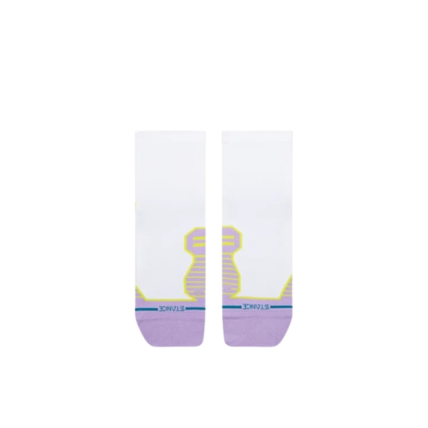 Et par Stance Orchid Ul Quarter unisex-sokker i lavendel, med hvidt stof, pastelllilla tåpartier, gule geometriske detaljer og blå striber nederst, vist side om side på en hvid baggrund. Disse ultralette løbesokker er designet til optimal fugttransport og åndbarhed, så dine fødder forbliver tørre og komfortable under hver eneste løbetur.