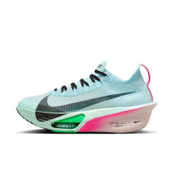 Nike Alphafly Next% 3 Dame i Glacier Blue/Black-Mint Foam-Green Shock har en lyseblå overdel, en stor sort swoosh, sorte snørebånd, en tyk sål med grønne detaljer og synlig Air Zoom - ideelle løbesko til løbsdagen.