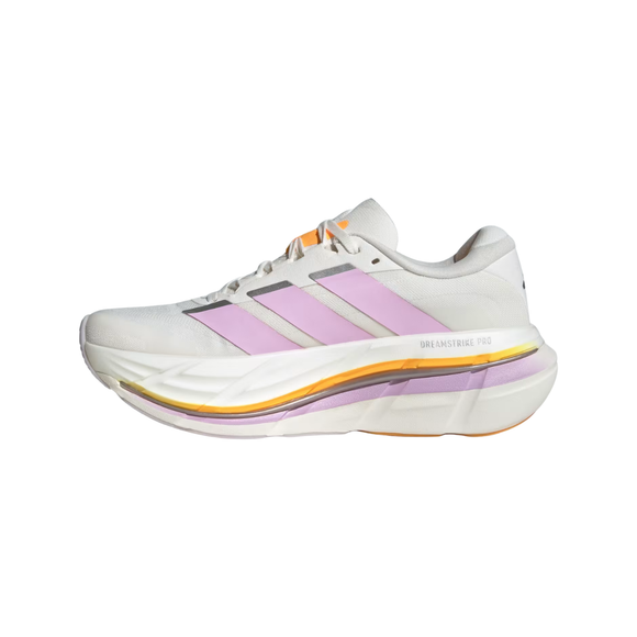Her præsenterer vi Adidas Adistar BYD 2 til kvinder i farven Cloud White, med bløde, lyserøde (Blilil) Adidas-striber, en tyk og responsiv mellemsål i hvid og lilla, diskrete gule (Luta) detaljer, orange detaljer på ydersålen samt teksten »DREAMSTRIKE PRO« på siden.