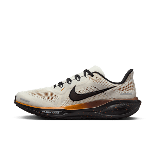Nike Pegasus 41, Herre i Soft Pearl/Velvet Brown-Desert Ochre har en overdel i mesh, sort swoosh, orange og sort gradientmellemsål med ReactX-skumdæmpning og spættede detaljer på undersålen.