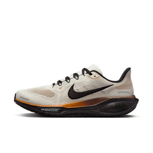 Nike Pegasus 41, Herre i Soft Pearl/Velvet Brown-Desert Ochre har en overdel i mesh, sort swoosh, orange og sort gradientmellemsål med ReactX-skumdæmpning og spættede detaljer på undersålen.