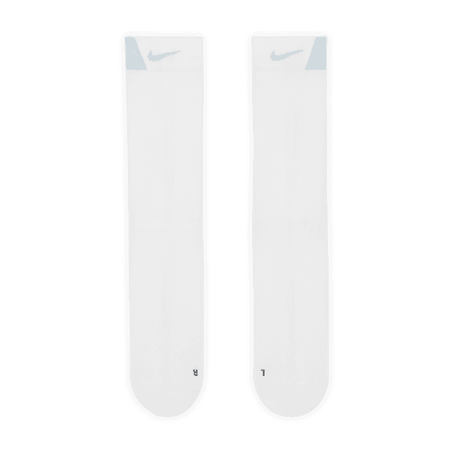 Et par Nike Fast Lightweight Crew unisex-strømper i hvid/sort/ren platin med Dri-FIT-teknologi og R/L-markeringer på tæerne er lagt fladt ved siden af hinanden på en hvid baggrund.