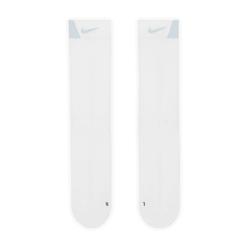 Et par Nike Fast Lightweight Crew unisex-strømper i hvid/sort/ren platin med Dri-FIT-teknologi og R/L-markeringer på tæerne er lagt fladt ved siden af hinanden på en hvid baggrund.