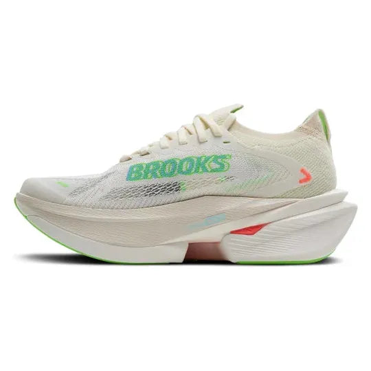 Sidebillede af Brooks Hyperion Max 3 løbesko i Coconut/Green Gecko/Pink Clay med overdel i mesh, snørelukning og tyk kontureret sål med grønne og pink accenter for energireturnering.