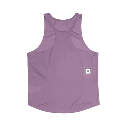 En Saysky Reactive Flow Singlet, Herre, Purple Aop er vist liggende med ryggen opad og fremhæver sit racerback-design og et lille hvidt mærke med et sort stjernelogo nederst i højre side.