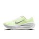 Nike Vomero Plus Dame i Sail/Metallic Silver-Barely Volt har et lysegrønt og hvidt design, sølvfarvet swoosh-logo, hvide snørebånd og en tyk ZoomX-sål for ekstra komfort.
