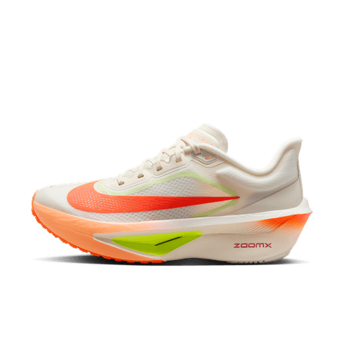 Nike Zoom Fly 6 Dame i Pale Ivory/Hyper Crimson har en hvid mesh-overdel med orange og neongule detaljer, en stor orange Swoosh, "ZoomX" på sålen, tyk stødabsorbering og kulfiberplade for ekstra fremdrift.