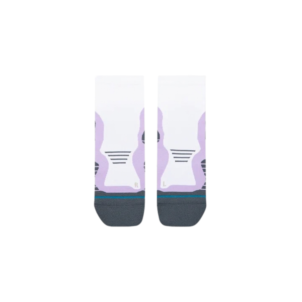 Et par Stance Womens Pace Light Quarter-sokker i farven Dame Lavender, med et abstrakt mønster i hvid, lavendel og grå, vises side om side på en ensfarvet hvid baggrund. Sokkerne er designet som løbesokker med henblik på maksimal ventilation og høj åndbarhed, og den venstre sok er mærket med »L«, mens den højre sok er mærket med »R« tæt på tæerne.
