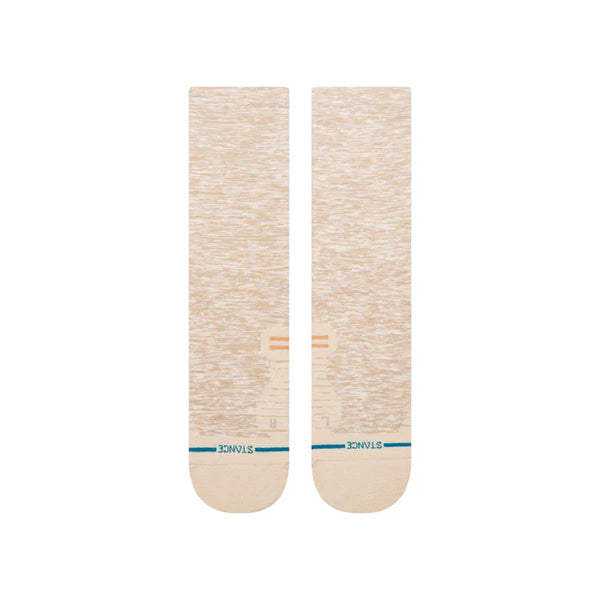 Et par Stance Marled Light Crew herresokker i havregryn ligger fladt side om side på en hvid baggrund med diskrete mønstre, blå striber nær tæerne og "STANCE" skrevet nær tåområdet.