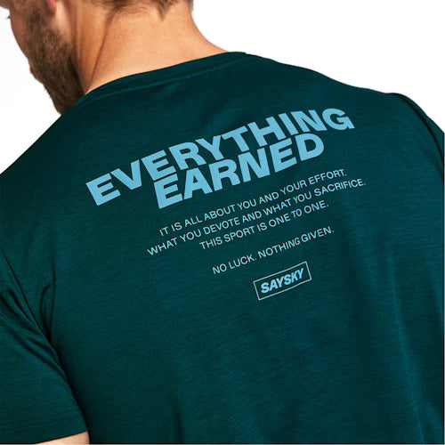 En person ses bagfra iført Saysky Statement Pace T-Shirt, Herre, Green med "EVERYTHING EARNED" og et inspirerende tryk på ryggen. Fremstillet af fugttransporterende materiale for god løbekomfort. Mærkevarelogo inkluderet.