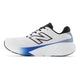 Oplev komfort og ydeevne i New Balance Freshfoam 880 V15 herre løbesko-white med et fedt sort N-logo, blå gradient mellemsål, sorte snørebånd og en struktureret hvid sål.