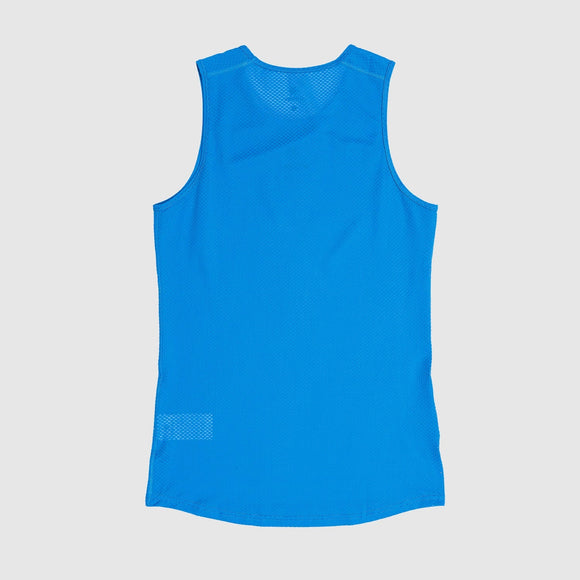 Saysky Mesh Base Layer Singlet, Unisex, i blå, vises fladt og bagudvendt på en hvid baggrund. Denne lette sportstank har svedtransporterende mesh-stof, som giver bedre åndbarhed.