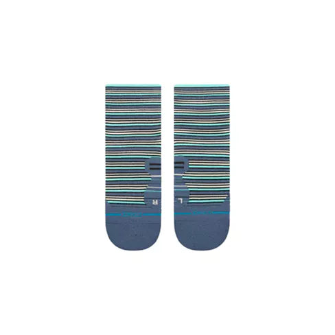 Et par Stance Earnie Light Quarter Sock, Unisex, Sea Blue, med blå, grønne og hvide vandrette striber, lagt fladt med hælene nede; perfekt til træning.