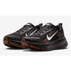 Et par Nike Vomero 18, Herre, Black/Ironstone-Velvet Brown løbesko med hvide swooshes, brune ydersåler og ZoomX-skum på mellemsålen vises på en hvid baggrund.