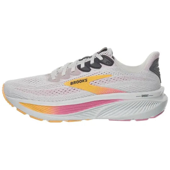 Brooks Ghost 17 Dame i Oyster/Apricot/Pink har en overdel i mesh, gule til lyserøde accenter, BROOKS branding og en hvid polstret sål med blød støddæmpning, vist i profil med snørebånd og yderside.