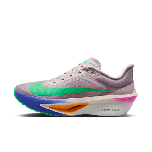Et sidebillede af Nike Zoom Fly 6 "Eliud Kipchoge" løbesko til mænd i Silt Red/Green Shock-Persian Violet med gradientfarver, en hvid mellemsål og "No Human is Limited" ved hælen, sat mod en almindelig hvid baggrund.