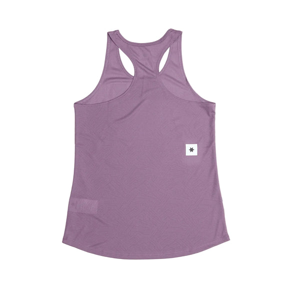 Saysky W Reactive Flow Singlet til kvinder i Purple Aop er en ærmeløs tank med racerback, vist fladt med bagsiden synlig. Den er fremstillet af mønstret SAYSKYDRY-stof og har et lille hvidt mærke med en sort stjerne nederst til højre.