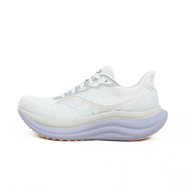 Et sidebillede af Saucony Triumph 23 Dame Aster viser den teksturerede lysegrå overdel, snørelukningen, den tykke lavendelfarvede sål og det diskrete logo - ideel løbesko til kvinder.