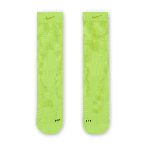 Et par Nike Fast Lightweight Crew-strømper i Volt/Bright Cactus/Black, unisex-stil, er lagt fladt ved siden af hinanden. De har hver især et lille logo øverst og størrelse 7-9 ved tåen - perfekt til din yndlingssweatshirt.