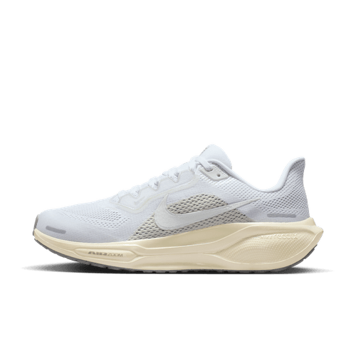 Nike Pegasus 41 ESS dame løbesko i White/White-Chalk-Sea Glass har en overdel i mesh, hvide snørebånd og en tyk cremefarvet sål, der vises mod en almindelig hvid baggrund.