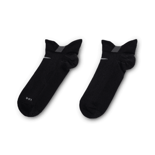Et par Nike Fast Lightweight No Show-strømper i Black/Dk Smoke Grey/Smoke Grey, unisex, med forstærkede hæle og tæer, små ørelignende manchetter, et gråt rektangulært topmærke og "LGR" på venstre strømpe.