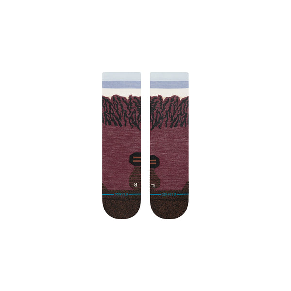 Ridge Light Wool Crew, Dame, Wine fra Stance er rødbrune og brune strømper med et landskabsdesign med en silhuet af mørkerøde bjerge under en blå og hvid himmel.