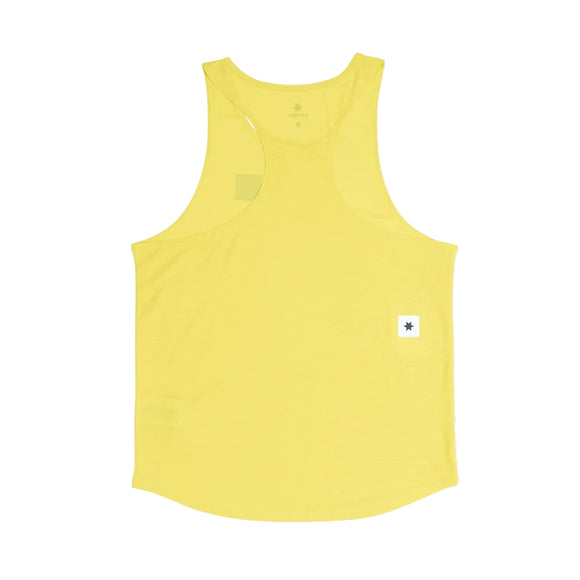 Saysky Reactive Flow Singlet, Herre, Yellow Aop vises fladt på en hvid baggrund. Den har et racerback-design og et lille hvidt mærke med en sort stjerne i bunden. Denne åndbare træningstøj holder dig afkølet under træningen.