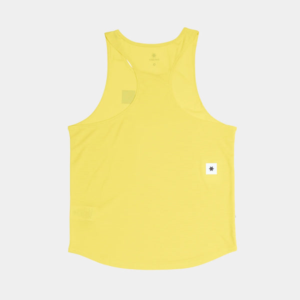 Saysky Reactive Flow Singlet, Herre, Yellow Aop vises fladt på en hvid baggrund. Den har et racerback-design og et lille hvidt mærke med en sort stjerne i bunden. Denne åndbare træningstøj holder dig afkølet under træningen.