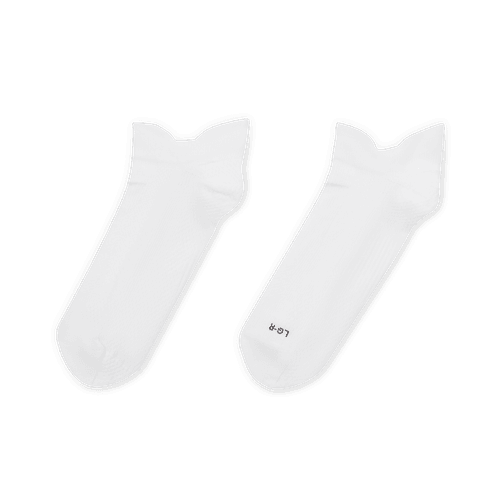 Et par Nike Fast Lightweight No Show unisex-strømper i hvid/sort/ren platin vises på en ensfarvet baggrund. Den ene sok har "LGR" trykt med små bogstaver nær tåen.