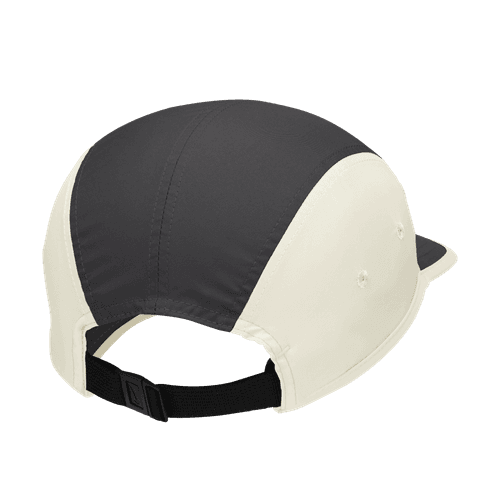 Nike Unstructured Swoosh Cap i Medium Ash/College Grey/Sail har en justerbar strop bagpå og kontrastfarvede grå og sejlfarvede paneler med matchende øjer, designet til en unisex-pasform.