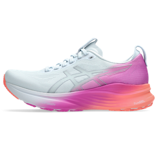 Asics Gel-Kayano 32 Dame i Sky/Digital Sakura har en hvid overdel, pink og lilla gradueret mellemsål for stabilitet og en orange-pink ydersål, vist i et venstrevendt sidebillede.