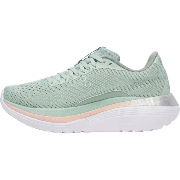 En Saucony Endorphin Trainer Dame i Aloe med overdel i lysegrønt mesh, PWRRUN PB-dæmpning, ferskenfarvet og hvid mellemsål og sølvfarvet hælaccent vises fra siden mod en hvid baggrund.