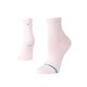 To lyserøde Stance Womens Solid Light Quarter-ankelstrømper er afbilledet på en hvid baggrund. Disse åndbare løbesokker til kvinder har diskrete blå detaljer ved tæerne og et lille påsyet logo på bagsiden. Den ene strømpe står oprejst, mens den anden er vinklet for at fremhæve hælen.