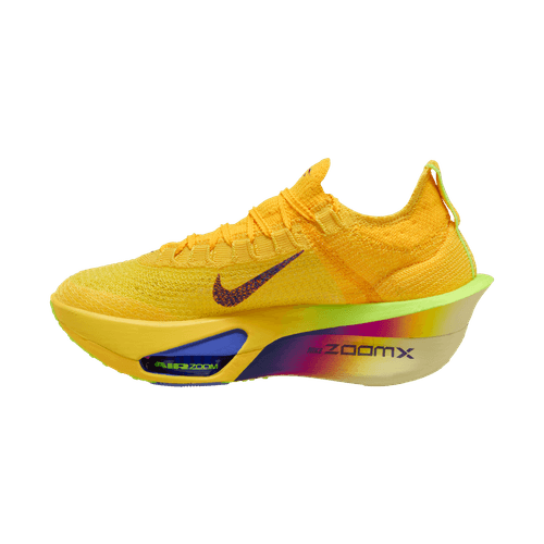 Nike Alphafly Next% 3 dame løbesko i Laser Orange/Indigo Burst-Citron Pulse har en tyk, flerfarvet ZoomX-sål, lilla swoosh og åndbar mesh-overdel, der vises mod en almindelig hvid baggrund.