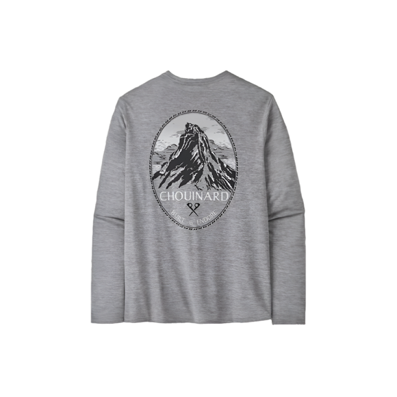 Patagonia M's L/S Cap Cool Daily Graphic Shirt - Lands i Chouinard Crest/Feather Grey har en fed sort og hvid bjerggrafik med "CHOUINARD" og "ENDURANCE" - ideel til fans af grafisk design og udendørs stil.
