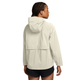 En person har en Nike Storm-FIT løbejakke til kvinder i farven Sail/Reflective Silv på, som har en hætte, en ventilationsåbning bagpå og reflekterende detaljer.