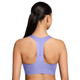 En kvinde med langt, mørkt hår sat op i en hestehale ses bagfra. Hun bærer Nike High-Support Lightly Lined Sports Bra til kvinder i farven Purple Pulse, som har små ventilationshuller ned ad midten af ryggen – ideel til løbetræning og giver høj støtte under intense træningspas.