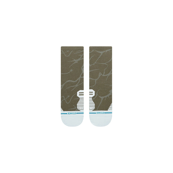 Stance 2000 UL Crew Unisex Blue strømper - olivengrønne strømper med et abstrakt lysegråt mønster, hvide tåområder, en lyseblå stribe nær tæerne og STANCE i blåt - er åndbare og perfekte til daglig brug eller træning.
