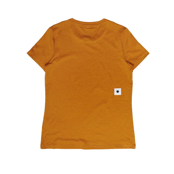 En Saysky W Logo Pace T-Shirt, Dame, Orange er lagt fladt for at vise bagsiden. Denne svedtransporterende sportsbluse er ideel til dame løbetræning og har et lille hvidt mærke med en sort stjerne nederst til højre.