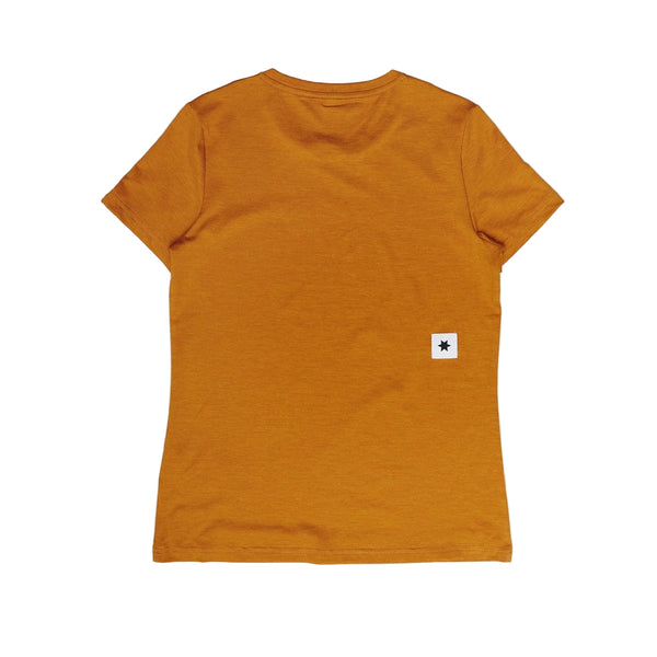 En Saysky W Logo Pace T-Shirt, Dame, Orange er lagt fladt for at vise bagsiden. Denne svedtransporterende sportsbluse er ideel til dame løbetræning og har et lille hvidt mærke med en sort stjerne nederst til højre.