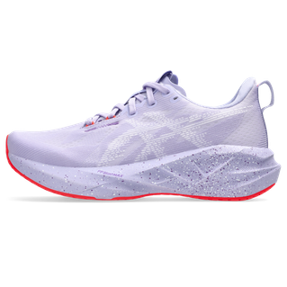Asics Novablast 5 Tokyo Dame i Vapor/Edo Purple har hvidt logo, prikket mellemsål med FF BLAST PLUS ECO-dæmpning og rød ydersål, vist fra siden på en hvid baggrund.