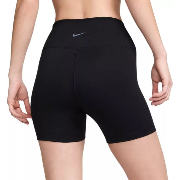 En person ses bagfra iført Nike One High-Waisted 5" Biker Shorts til damer i sort med et lille gråt Nike-logo på linningen. Disse shorts har Dri-FIT-teknologi mod en almindelig hvid baggrund.