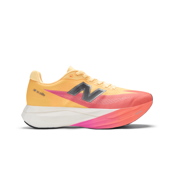 New Balance FuelCell SuperComp Elite v5 løbesko dame i Tangerine Heat/White Peach/Pink Heat har en gul overdel, sort N-logo, hvid mellemsål og en levende orange til lyserød gradient på fronten og sålen.