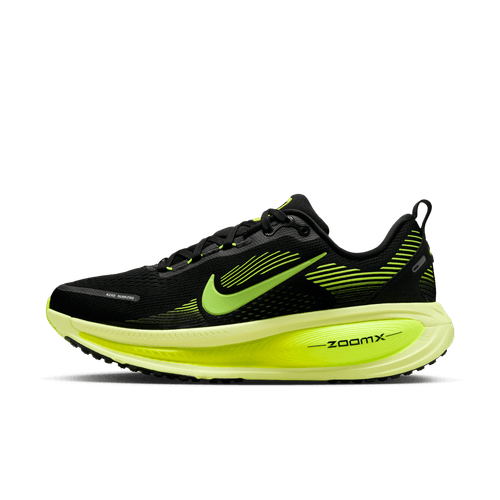 Nike Vomero 18 dame løbesko i Black/Volt-Cyber-Lt Lemon Twist har neonfarvede detaljer, et tykt ZoomX-mellemsål og swoosh på siden. Sneakeren er vist fra siden på en almindelig hvid baggrund.