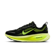 Nike Vomero 18 dame løbesko i Black/Volt-Cyber-Lt Lemon Twist har neonfarvede detaljer, et tykt ZoomX-mellemsål og swoosh på siden. Sneakeren er vist fra siden på en almindelig hvid baggrund.