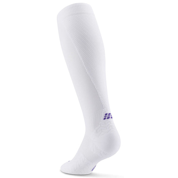 En hvid CEP Core Run Ultralight Compression Sock til damer vises mod en hvid baggrund med fokus på siden og sålen. Et lille lilla CEP-logo ses nær hælen.