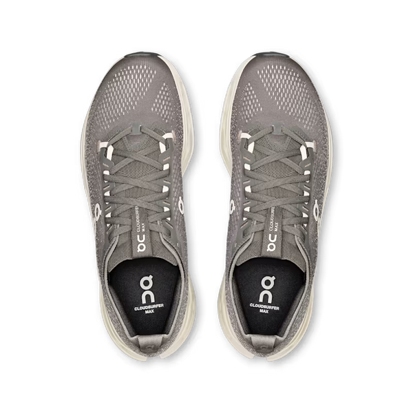 Et par On Cloudsurfer Max herre-sneakers i Asphalt/Ice, set ovenfra, med mesh-overdel, hvide såler, sorte indlægssåler med "Cloudsurfer Max" og et logo i hvidt. Grå snørebånd; skoene er vist side om side. Maksimal komfort for løbesko.